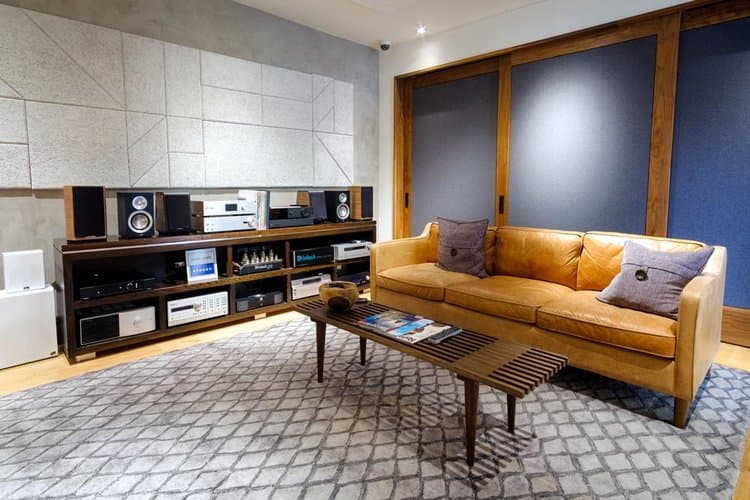 Two-channel stereo system with turntable